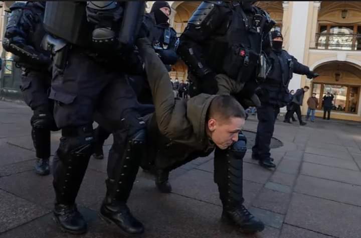 Путинские каратели задерживают участников акции против войны. Санкт-Петербург.